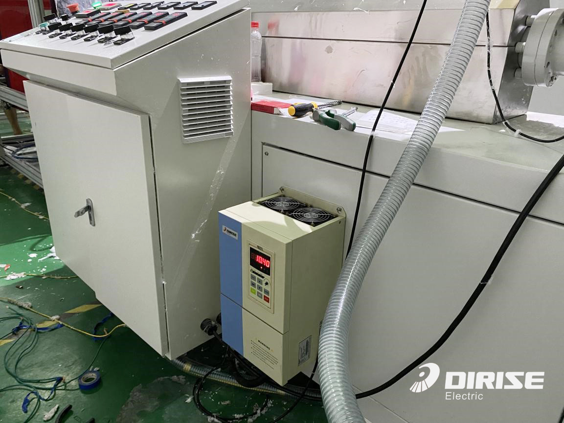 國產(chǎn)變頻器廠家德瑞斯-熔噴布設(shè)備擠出機(jī)變頻器應(yīng)用案例